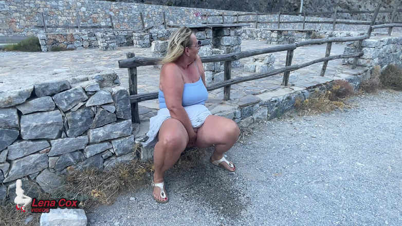 Lena Cox: Tesão de esposa esguichando explosão no meio-fio de estacionamento