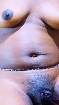 Vieni a scopare la mia figa bagnata mentre si masturba con la bottiglia