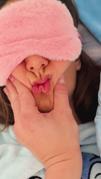 Mi-am trezit sora vitregă futând-o în pijamale alea Stitch