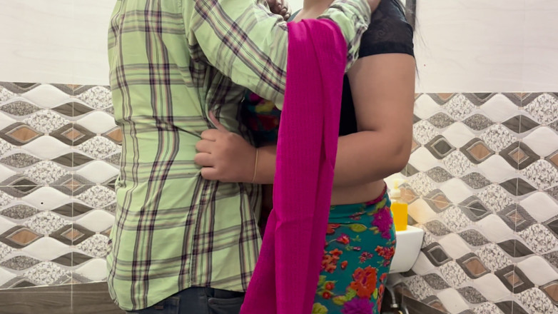 Rubina Gup: ghar ka bana baathroom men chudaee