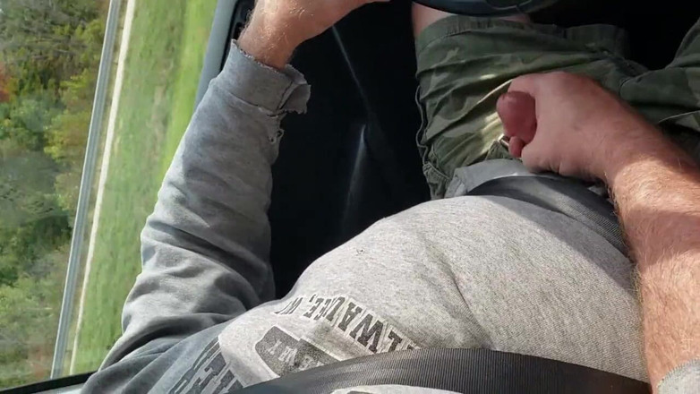 beardaddychub: Un ours se branle et jouit dans une voiture en...