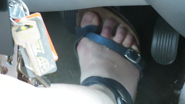 BBW nurse Vicki adventures with friends: Revving Close up dei miei piedi sandali mentre spingo il...