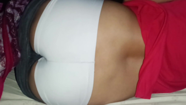 Karely Ruiz: Indiana menina realizando aposta por trás
