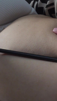 Latina-mädchen Spielt Mit Bauch Und Bauch Mit Ihren Fingern Und Spielt Dann Mit Einer Pinsel