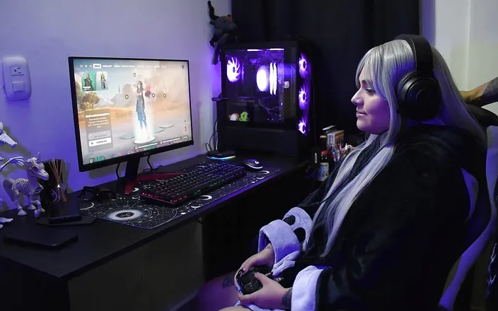 Ary Abdul: Gamer Girl Gets Fucked While Playing Fortnite