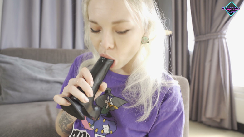 Karneli Bandi: Blonda sexy se joacă cu pizda ei umedă într-o cameră de...