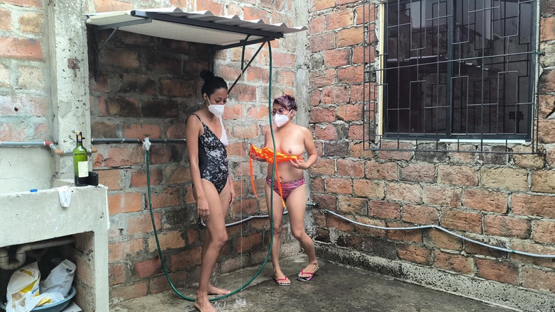 NEGRITA SEXY: Zvlhli svá zralá a sexuálně ošukaná těla ve sprše svého...