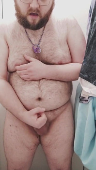 Urs gras se masturbează la toaletă și își linge sperma