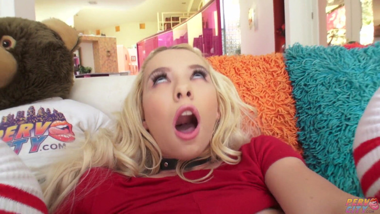 Perv City: Teen kenzie Reeves solo-masturbation