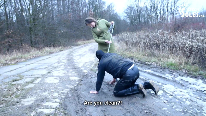 Czech Soles - foot fetish content: Вигул раком на морозі - поклоніння чоботям