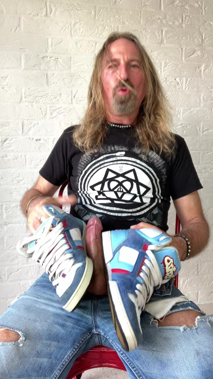 Longhairdude: Longhairdude ngocok kontol dan muncrat bareng pelatih osiris, torn jeans,...