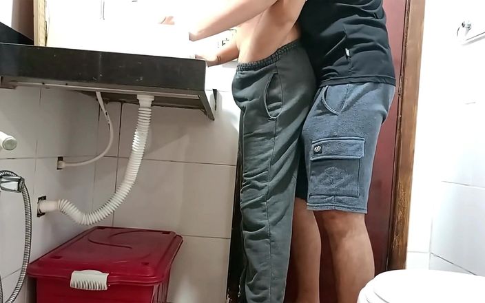 Gabi SweetCouplesStories: Zimmermädchen wird im Badezimmer erwischt.