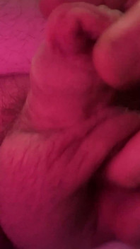 Masturbándose mi pollito en el váter
