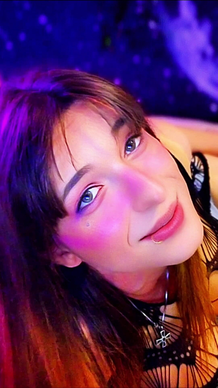 Bella Roar: Gadis trans cantik suka besar