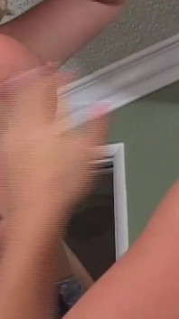 Uma loira deslumbrante e uma morena com tesão têm uma noite tranquila de lambida e dedilhado