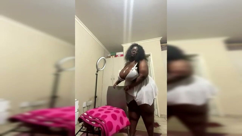 Legendary Booty Overdose: สาวสวยตัวใหญ่ผิวดําเปลื้องผ้า