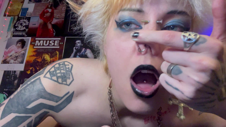 Glitterqueen1999: Goth nostril flaring, pocieranie dildo, ślinienie w szmince