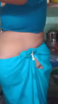 Une tatie indienne en sari se change, vidéo porno