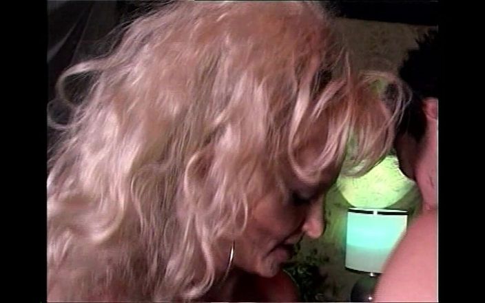 Double Penetration Party: Deux bisexuels vintage matures sucent une énorme bite jusqu’à ce qu’elle...