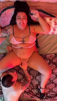 Une Chaudasse Mariée À Forte Poitrine De Boston Se Fait Gâter Par Une Dominatrice Plaisir