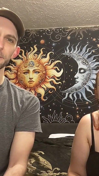 Chelsiekink penis eğitmeni mastürbasyon kupası kutularını açıp mastürbasyon yapıyor