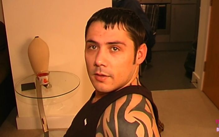 Fetish and BDSM: बड़े स्तनों वाली कामुक काले बाल वाली सुंदरी को लोगों को जोरदार लंड चुसाई देना पसंद है