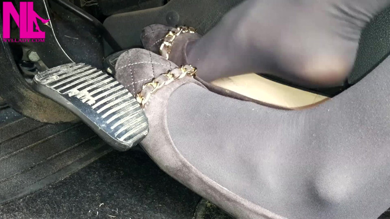Nyllady: in grijze flats met kettingen in mp4format