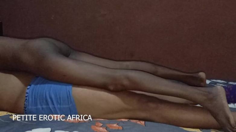 Petite Erotic Africa: 호텔 방에서 어색한 방법으로 섹스하는 아프리카 십대 아미라