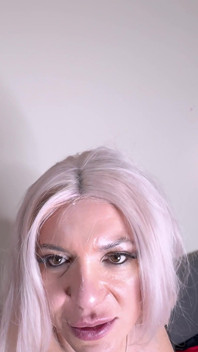 Olhando dentro de um cu trans milf