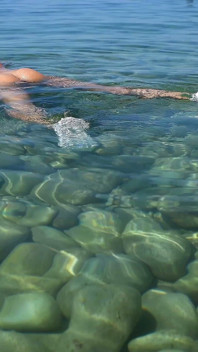 Minha Beleza Sexy Está Tomando Banho De Sol Em Uma Praia De Nudismo