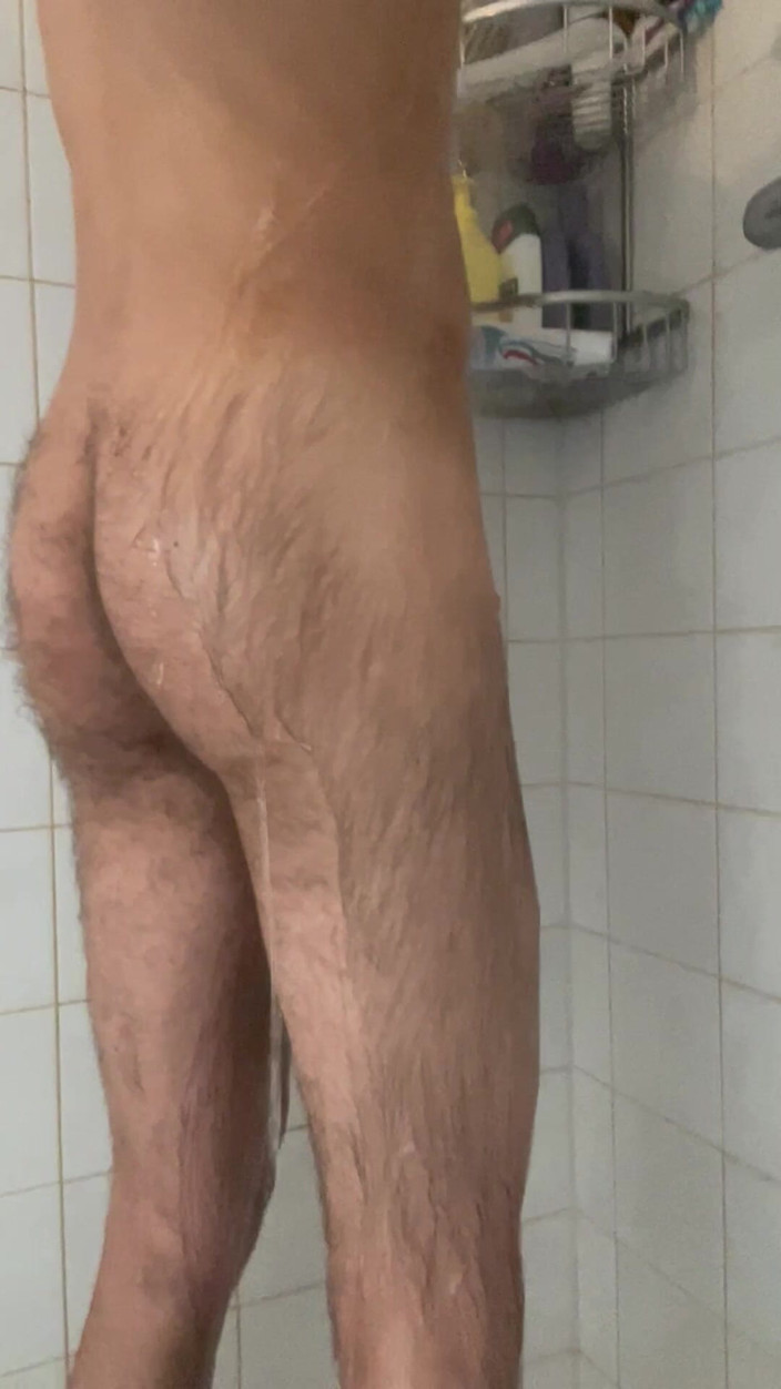 I am here for you: Je me branle sous la douche