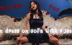 Monika Fox: Krásná Monika Fox v černých šatech na pohovce s růžemi!