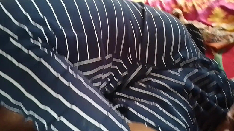 LEGSCOUPLE12: Ama de casa tamil pone el pene de su marido...