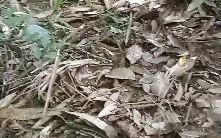 AdmHell: Masturbando na floresta até gozar