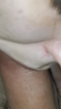 Devote schlampe gibt den perfekten schlampigen blowjob und halsfick