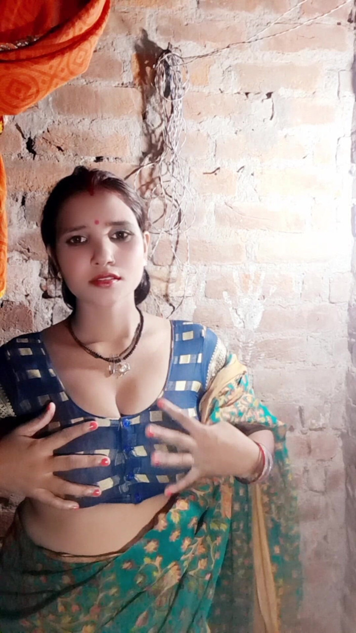 Renudbf: Une belle-sœur indienne sexy se doigte la chatte et squirte (audio...