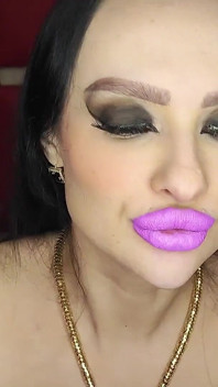 그녀의 광택 있는 자지 베개에 사정하는 Pouty Lips Bimbo