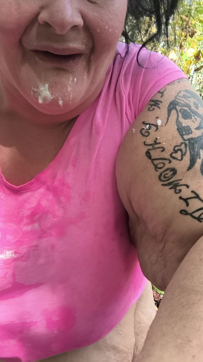 HerculesnVENUS: 机械师正在她的车上工作，她像一个热辣的色情明星一样吞下他的精液