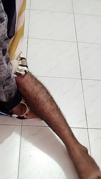 Madrastra se queda atrapada debajo de la cama, hijastro viendo accidentalmente su gran culo, se la folla