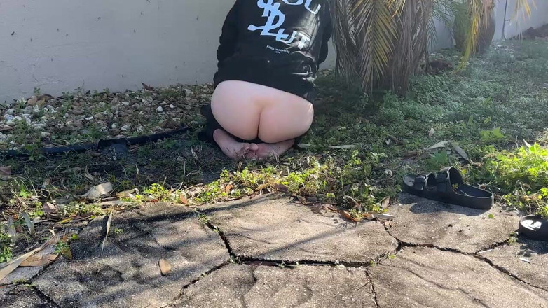 Riley Daniels: Jardinería anal al aire libre