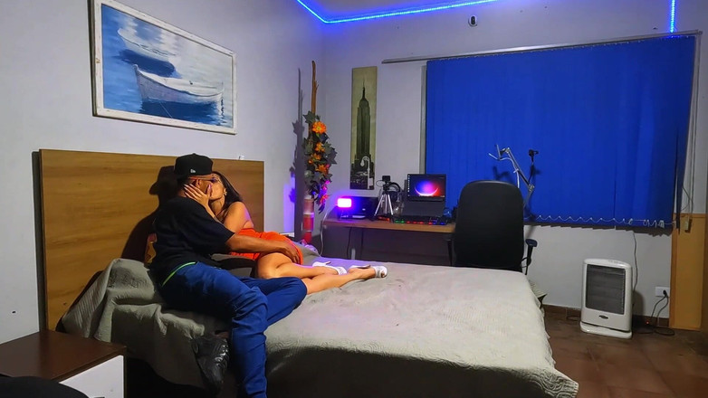 NatzinhaMorena: W kuchni opiera się o lodówkę i prosi mnie o...