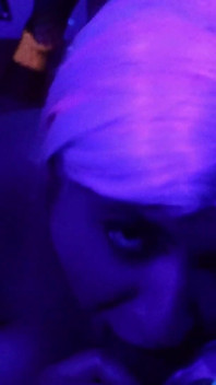 Rave dziwka ssie soczystego kutasa
