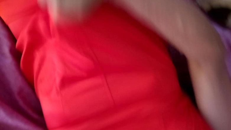 Leatransteen: Muncrat di satin merah