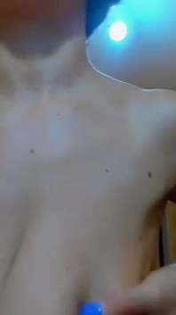 Vollbusiges sexy mädchen Myla_angel lutscht ihre großen milchigen titten und tropft Milch!