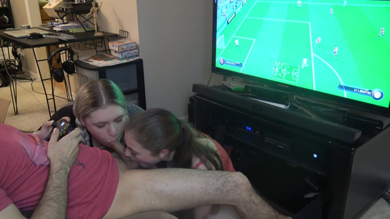 LustfulGeeks: Duplo boquete enquanto ele joga Fifa