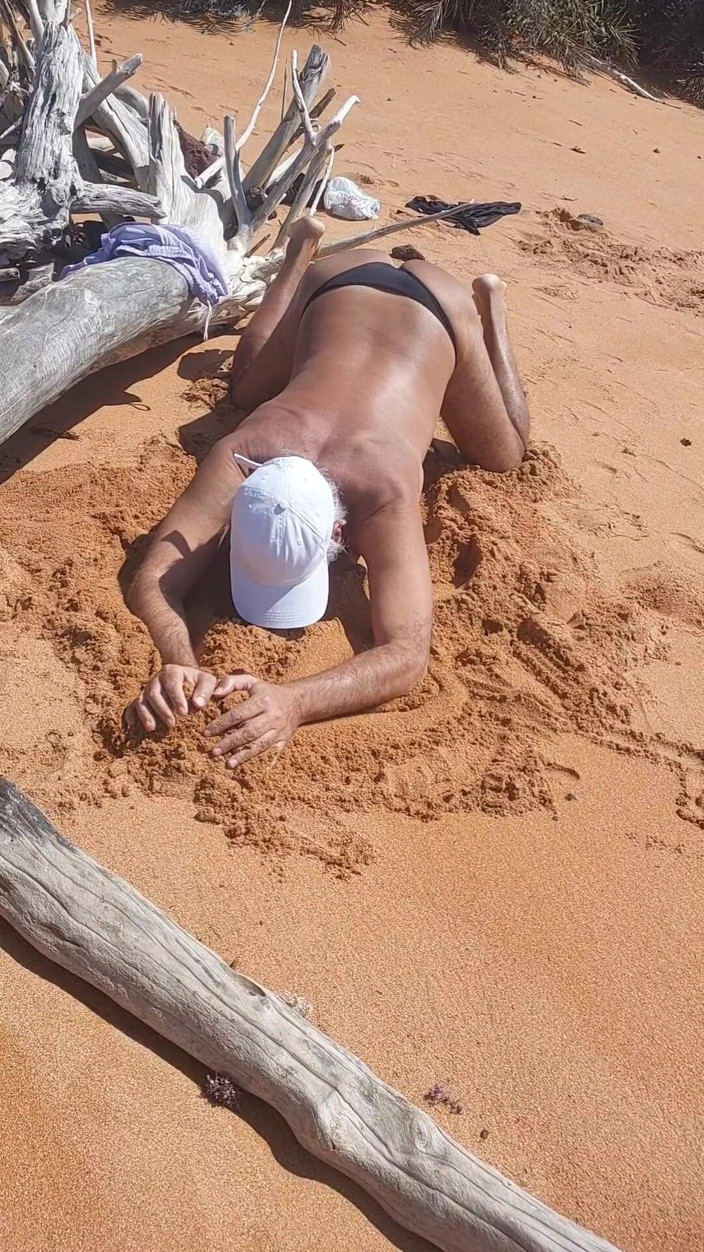 Ladysilvas: Ladysilva di pantai dalam seluar dalam menyamak pantat panasnya