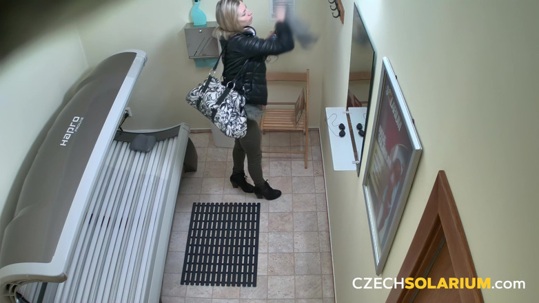 Czech Solarium: Czech solarium 2: la bionda si spoglia e mostra il suo...
