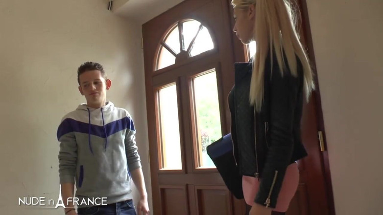 Nude in France: Si blonde muda yang cantik dengan tetek cantik dikongkek pantatnya...