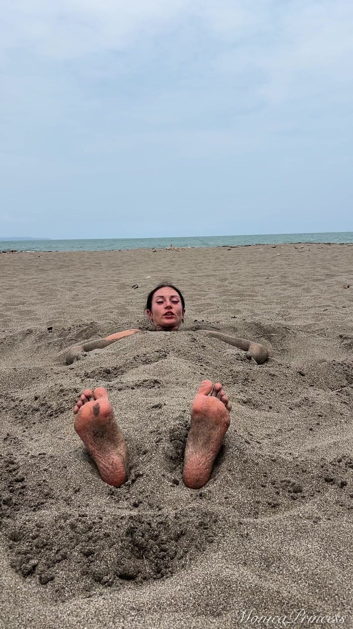 Princess Monica: रेत और समुद्र तट योग में दफन - शो डबल