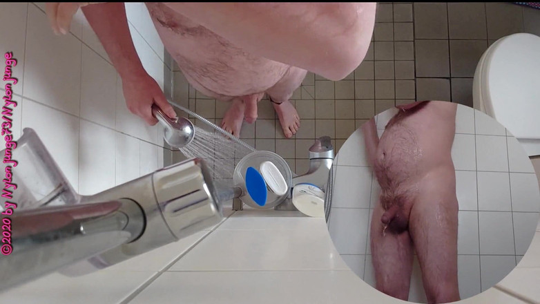 Carmen_Nylonjunge: 饥渴的同性恋在淋浴时撒尿